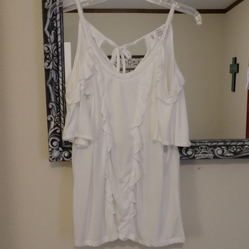 Pretty white flowy super soft shirt sleeve shows s